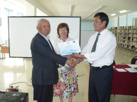 Вручение сертификата, п. Мангистау, 2013 год