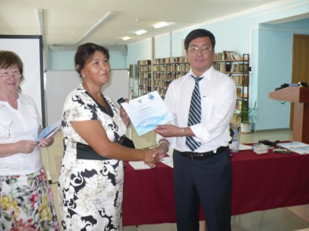 Вручение сертификатов после обучения на транинге по медиации, п. Мангистау, 2013 год